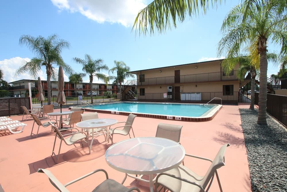 Days Inn by Wyndham Kissimmee West interior in Kissimmee, FL — gallery photo 2
