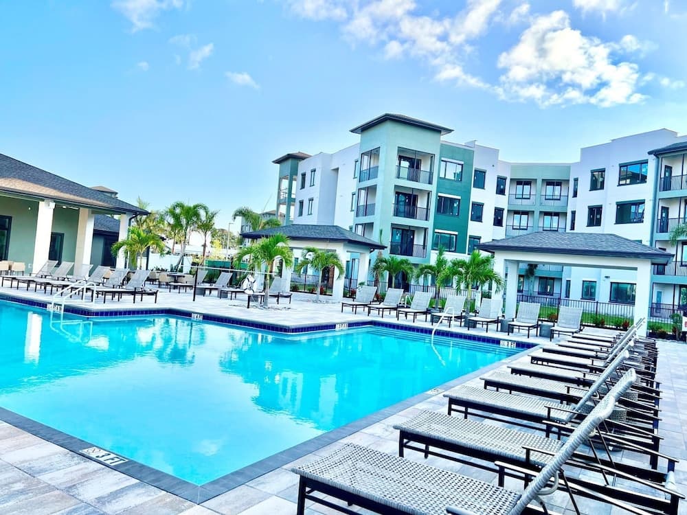 Landing Palmetto Apartments featured exterior or lobby in Palmetto, FL — similar hotel