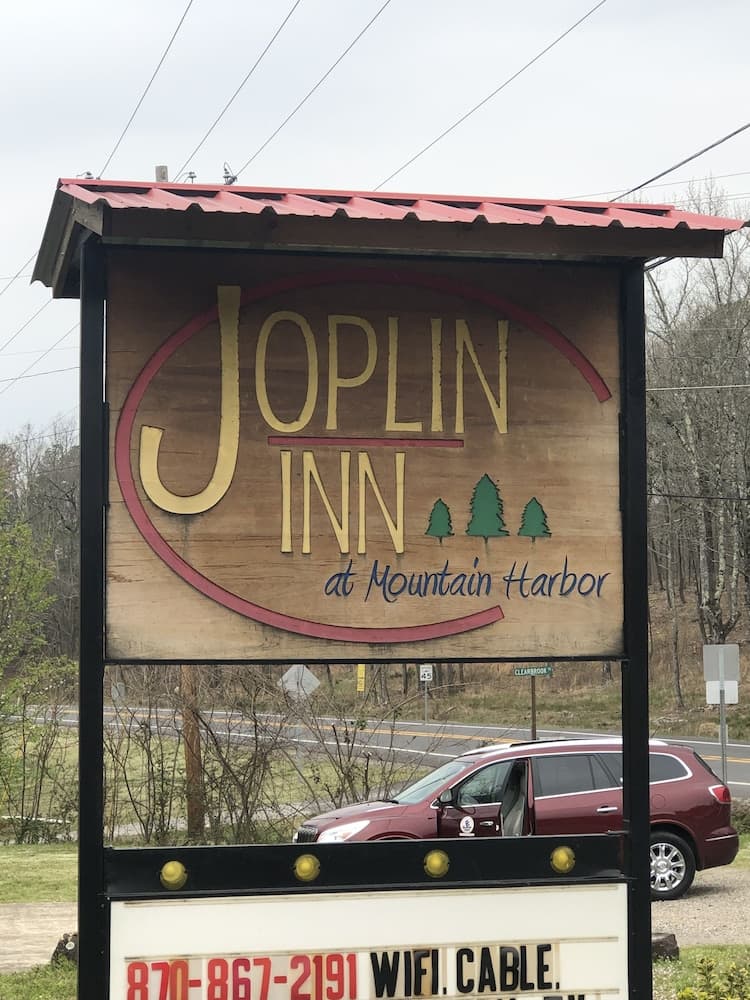 JI6, King Guest Room at the Joplin Inn at entrance to the resort by RedAwning interior in Mount Ida, AR — gallery photo 2