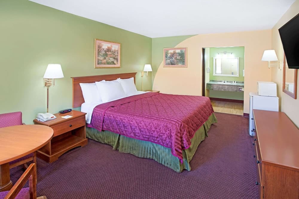 Days Inn & Suites by Wyndham Terre Haute property views in Terre Haute, IN — gallery photo 3