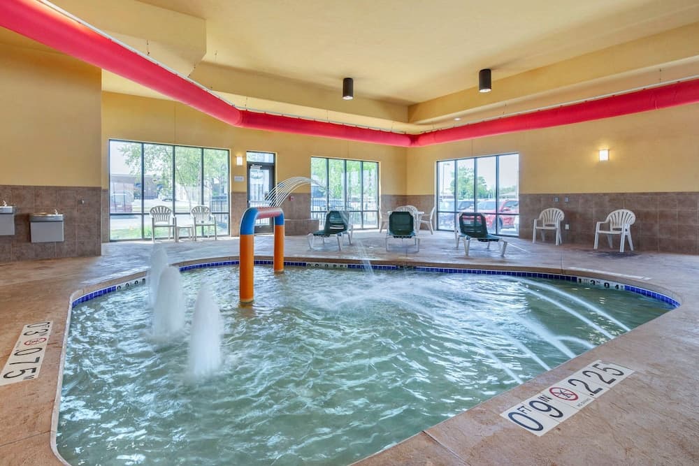 Comfort Suites Oshkosh West gallery photo in Oshkosh, WI — image 35