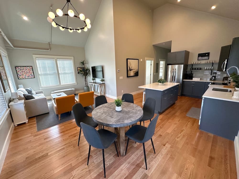 Brand New Construction! 3 Unit/5 Bed Property — hotel in Newport, Rhode Island
