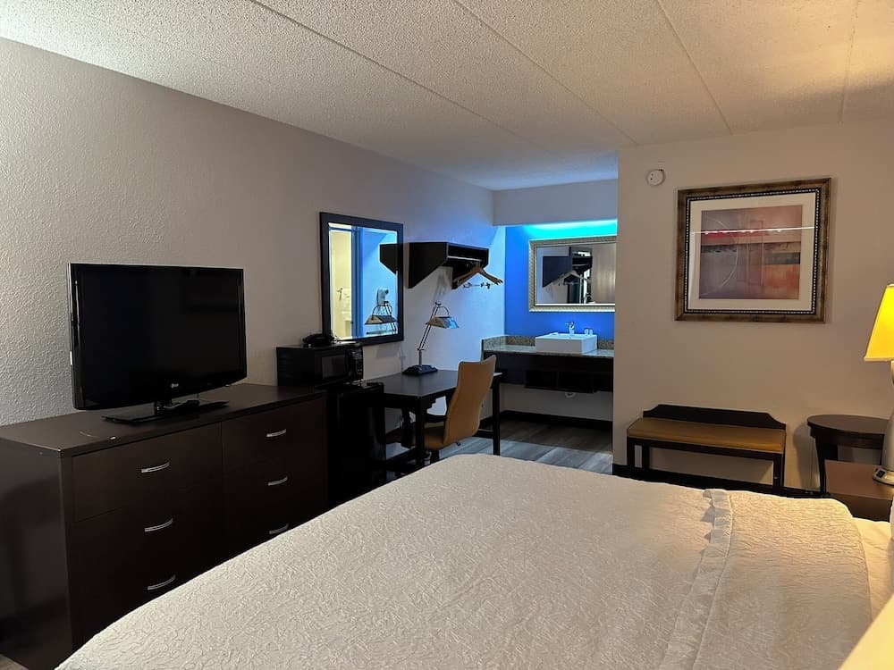 American Inn and Suites Bishop gallery photo in Flint, MI — image 16