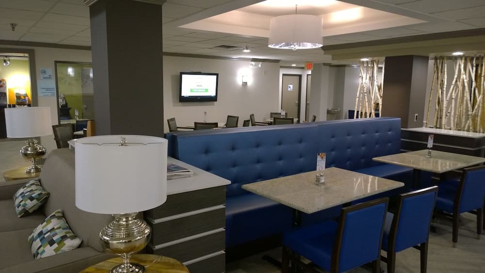Holiday Inn Express Fayetteville- Univ of AR Area by IHG interior in Fayetteville, AR — gallery photo 2