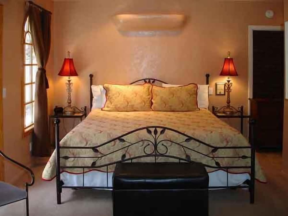 Coyote Inn property views in Palm Springs, CA — gallery photo 3