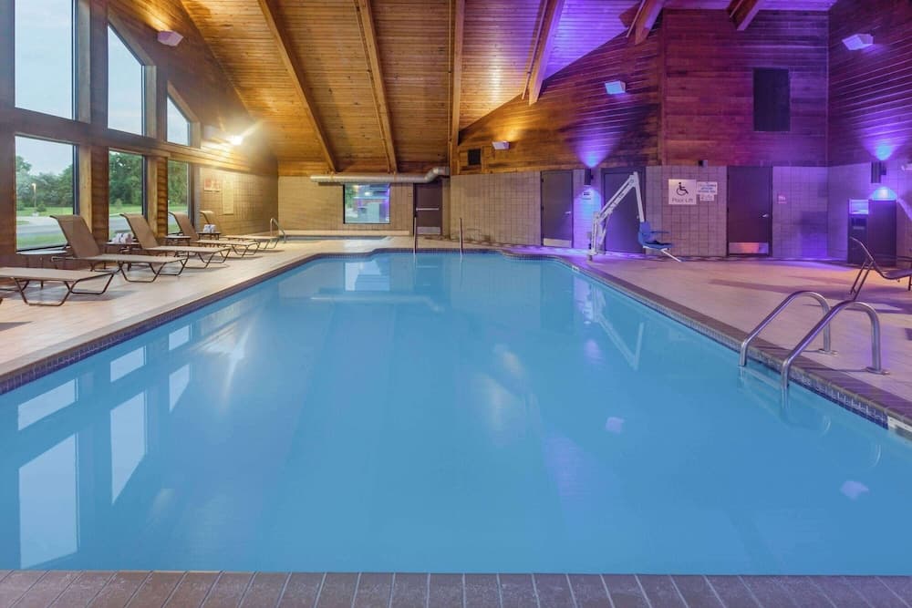 Baymont by Wyndham Brooklyn Center interior in Brooklyn Center, MN — gallery photo 2