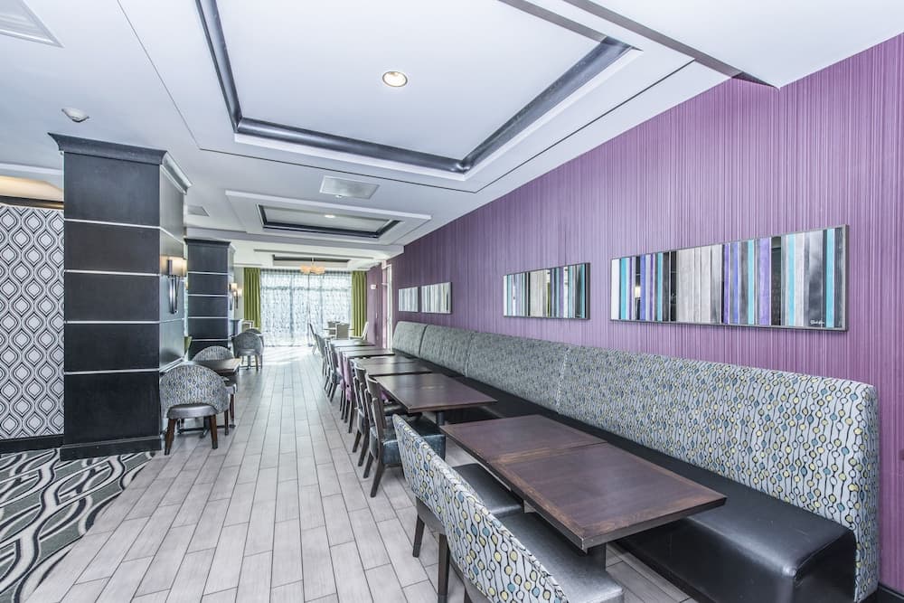Holiday Inn Express & Suites Charleston Arpt-Conv Ctr Area gallery photo in North Charleston, SC — image 62