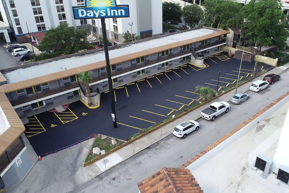 Days Inn by Wyndham San Antonio Alamo/Riverwalk interior in San Antonio, TX — gallery photo 2