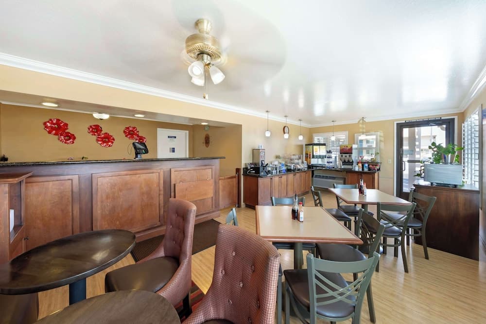 Best Western Hanford Inn interior in Hanford, CA — gallery photo 2