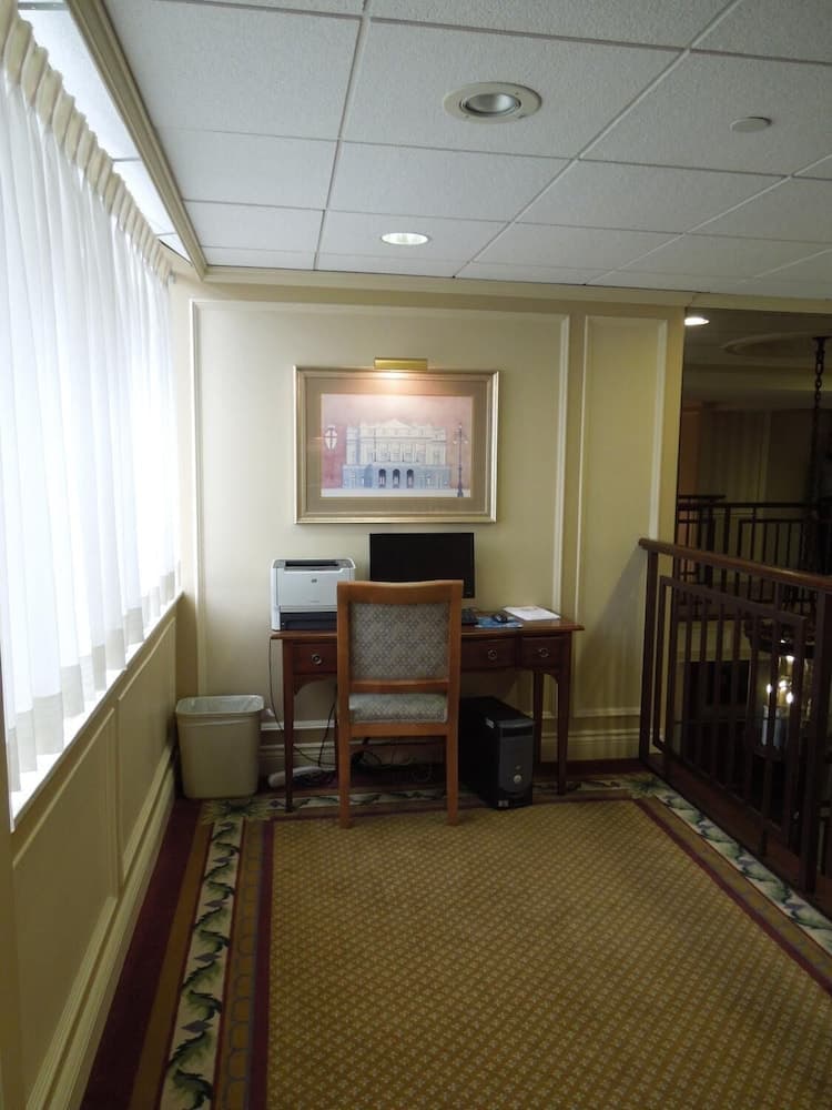 Rockville Centre Inn interior in Lynbrook, NY — gallery photo 2