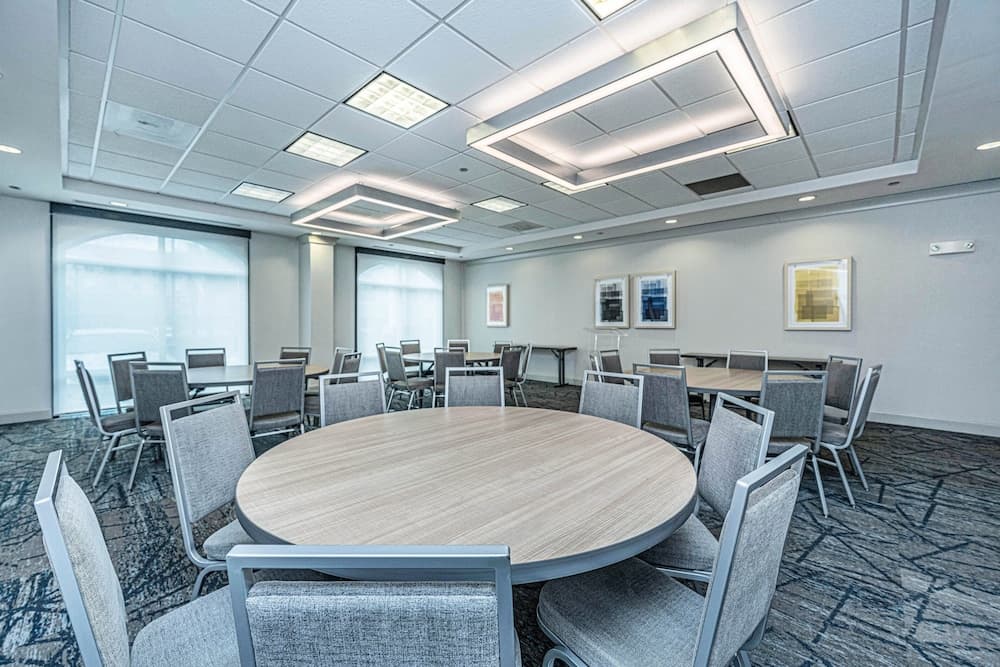 Holiday Inn Express & Suites Charleston Arpt-Conv Ctr Area gallery photo in North Charleston, SC — image 73