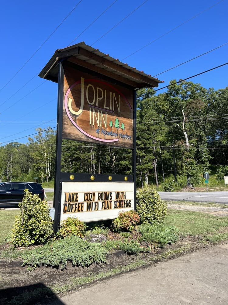 Queen Guest Room located at the Joplin Inn at the entrance to Mountain Harbor,, just 2 1/2 miles from Lake Ouachita. by RedAwning interior in Mount Ida, AR — gallery photo 2