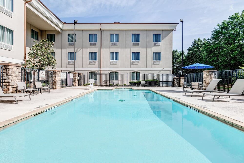 Holiday Inn Express & Suites Marshall by IHG interior in Marshall, TX — gallery photo 2