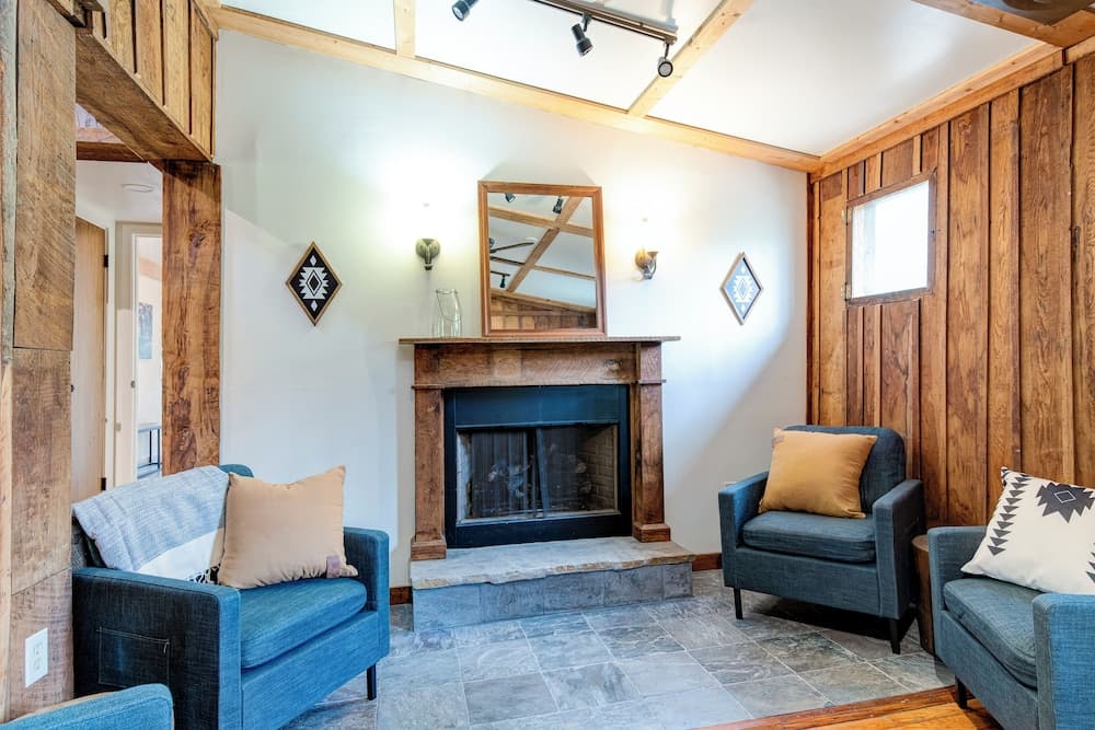 Wildrest Hotel interior in Waynesville, NC — gallery photo 2