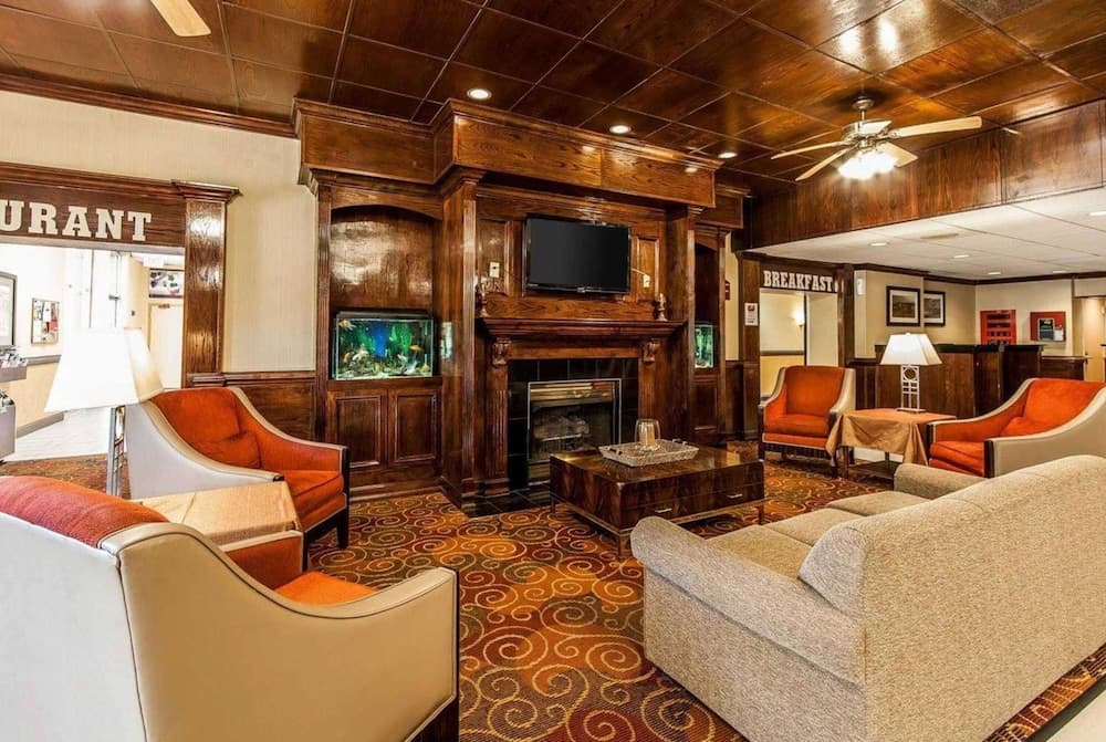 Wingate by Wyndham Marietta Conference Center interior in Marietta, OH — gallery photo 2