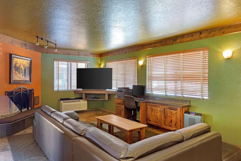 Best Western Rivers Edge interior in Red River, NM — gallery photo 2