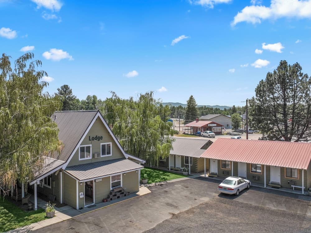 Birch Glen Hotel featured exterior or lobby in Cascade, ID — similar hotel