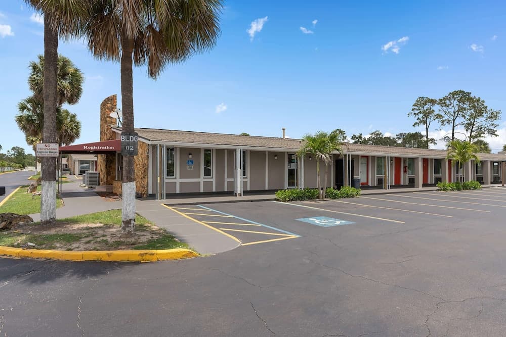 Super 8 by Wyndham Kissimmee/Orlando — hotel in Kissimmee, Florida