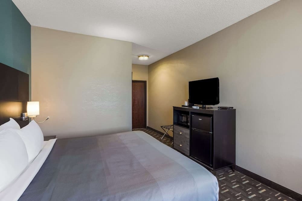 Quality Inn Galesburg near US Highway 34 and I-74 property views in Galesburg, IL — gallery photo 3