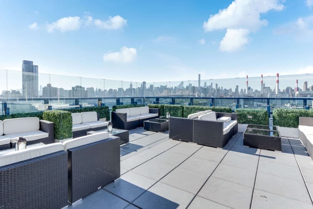 Vista LIC Hotel, BW Premier Collection featured exterior or lobby in Long Island City, NY — similar hotel