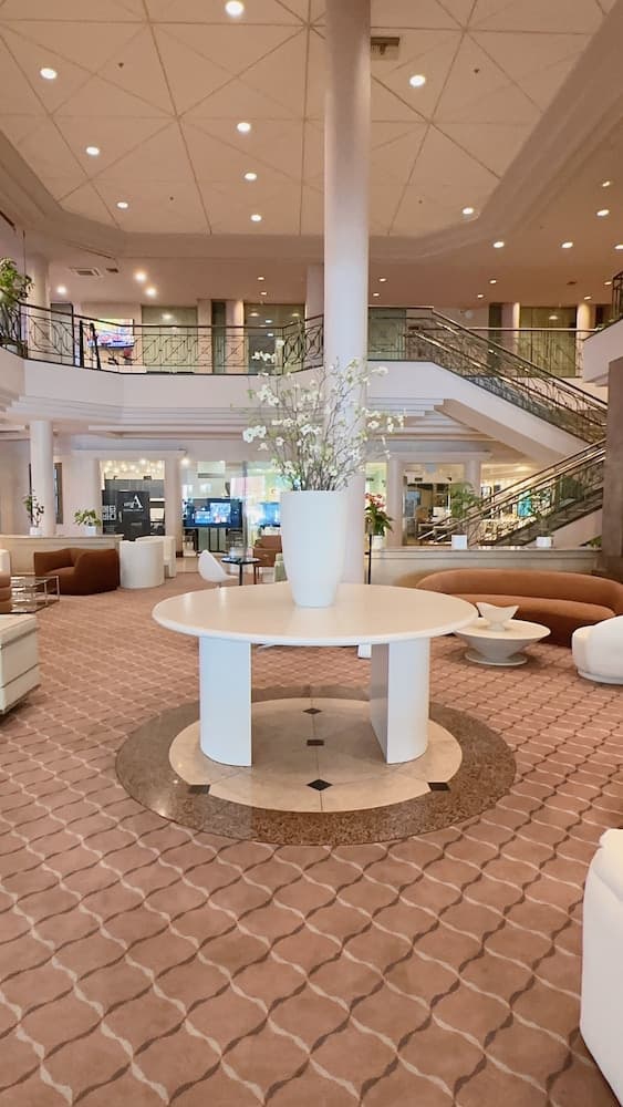 Oxford Palace Hotel And Galleria interior in Los Angeles, CA — gallery photo 2