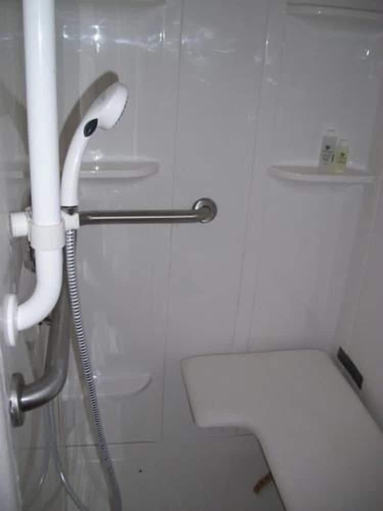 Price Pointe Inn interior in Waukesha, WI — gallery photo 2