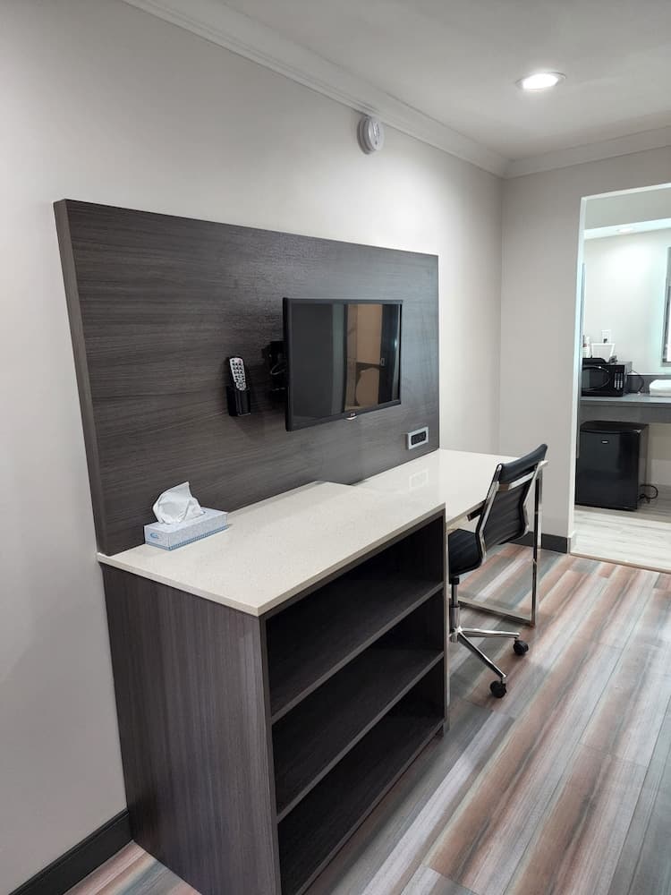 Travelodge by Wyndham Fullerton Near Anaheim gallery photo in Fullerton, CA — image 20