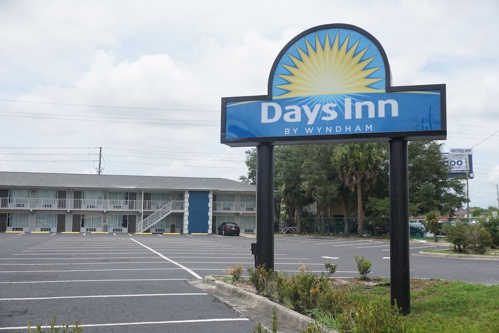 Days Inn by Wyndham Apopka/Orlando featured exterior or lobby in Apopka, FL — similar hotel
