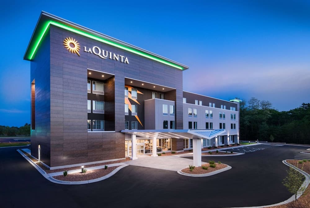 La Quinta Inn & Ste by Wyndham Wisconsin Dells- Lake Delton featured exterior or lobby in Wisconsin Dells, WI — similar hotel