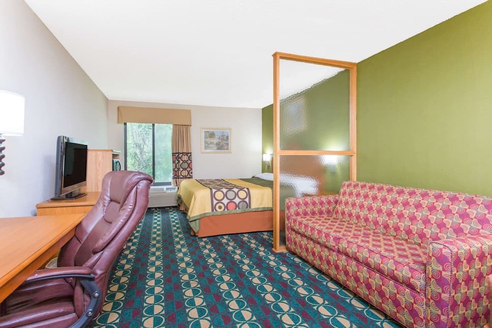 Super 8 by Wyndham Spartanburg/I-26 Exit 22 interior in Spartanburg, SC — gallery photo 2