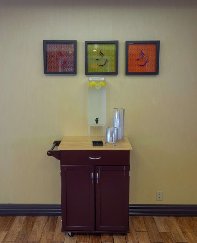Hampton Inn Hazleton interior in Sugarloaf, PA — gallery photo 2