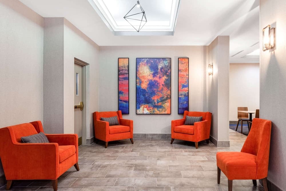 La Quinta Inn & Suites by Wyndham St. Petersburg Northeast interior in St. Petersburg, FL — gallery photo 2