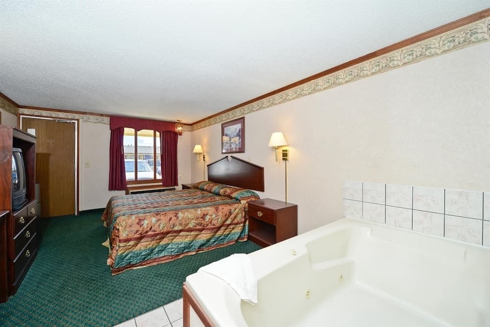 Americas Best Value Inn & Suites Warren Detroit gallery photo in Warren, MI — image 12