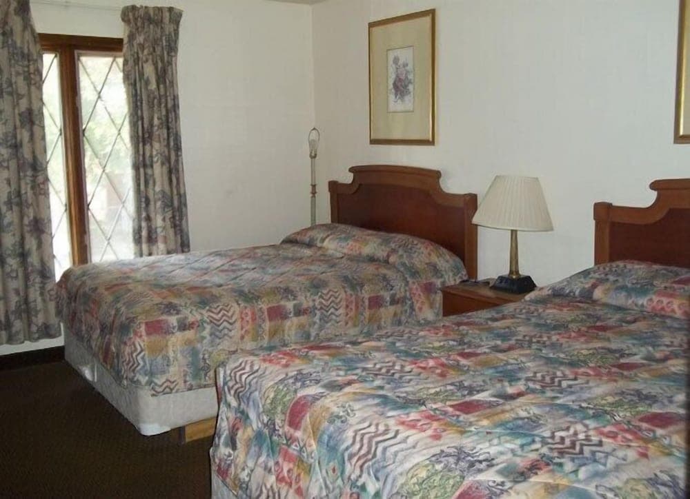 Budget Inn & Suites interior in Des Moines, IA — gallery photo 2