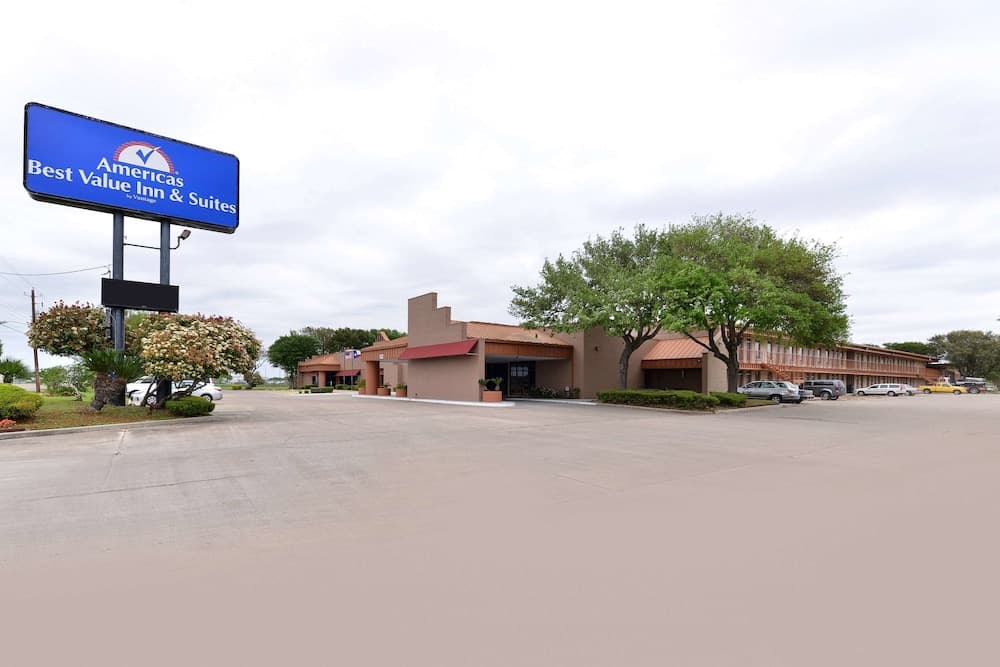 Americas Best Value Inn & Suites Victoria — hotel in Victoria, Texas