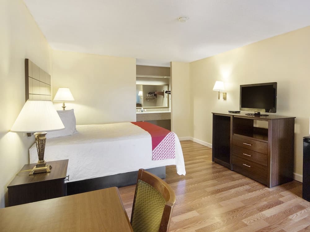Days Inn & Suites by Wyndham Brewton property views in Brewton, AL — gallery photo 3