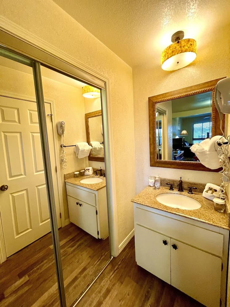 Lake View Queen Guest Room With Two Queens, Sleeper Sofa And Deck Overlooking Lake Ouachita. 1 Bedroom Hotel Room by RedAwning property views in Mount Ida, AR — gallery photo 3