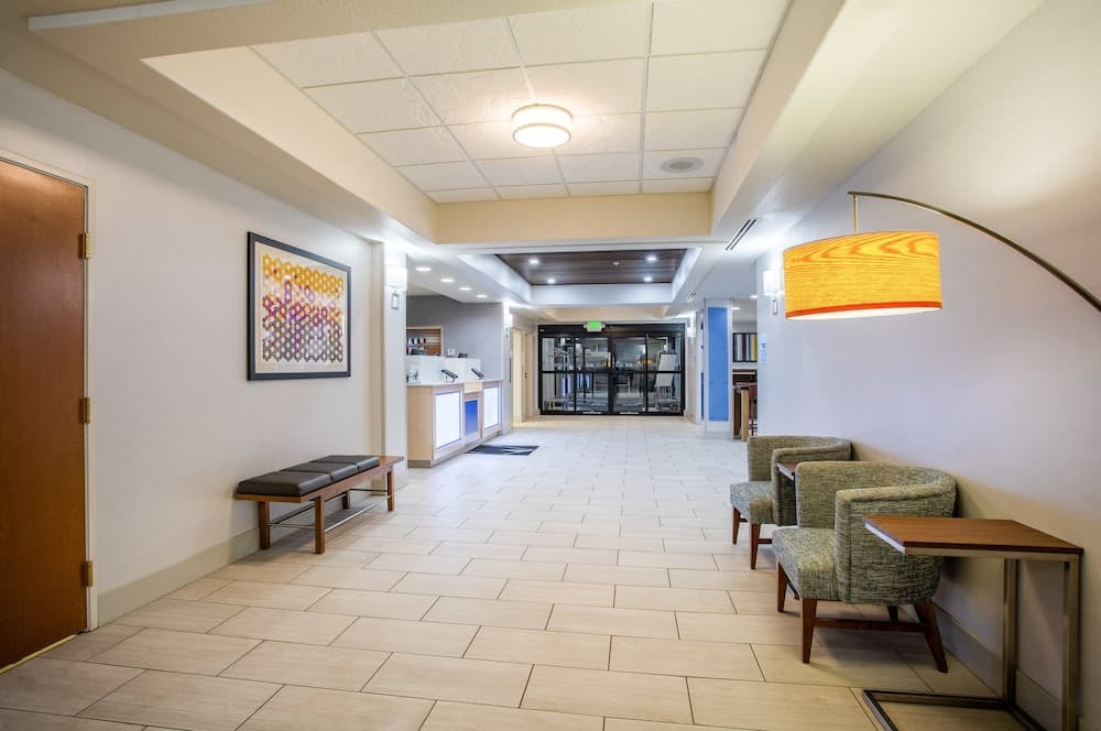 Holiday Inn Express Hotel & Suites Lewisburg by IHG interior in Lewisburg, WV — gallery photo 2