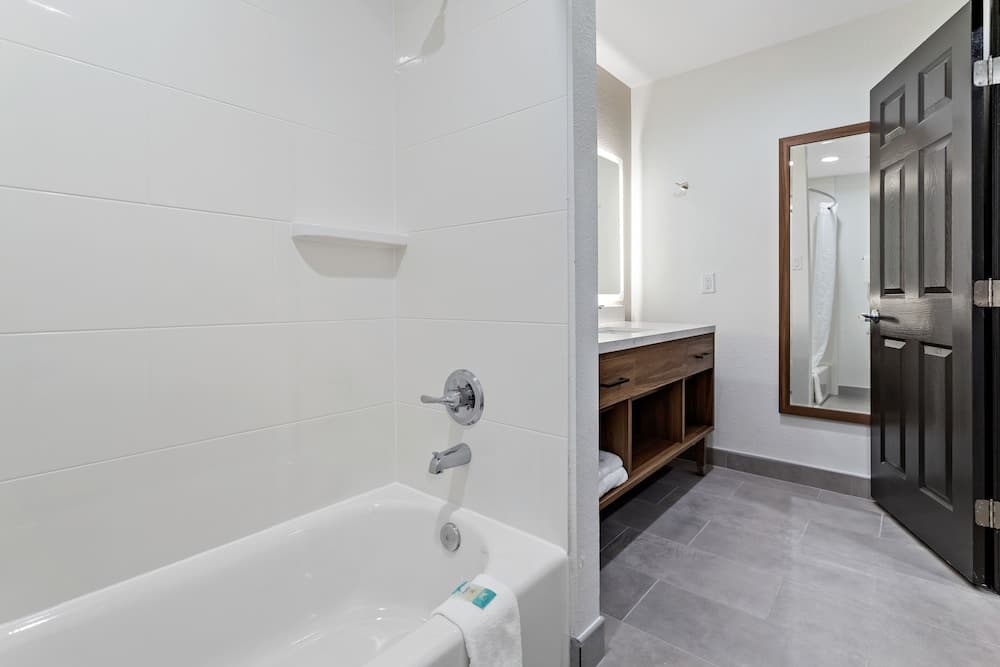 Baymont by Wyndham Beaumont gallery photo in Beaumont, TX — image 54