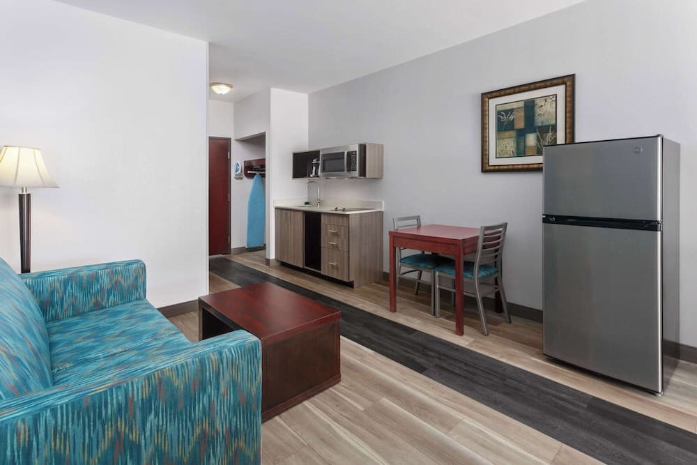 La Quinta Inn & Suites by Wyndham Woodward interior in Woodward, OK — gallery photo 2