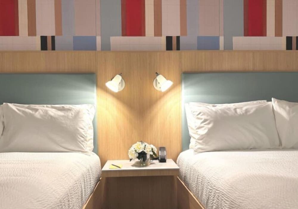 Colony House Motor Lodge interior in Roanoke, VA — gallery photo 2