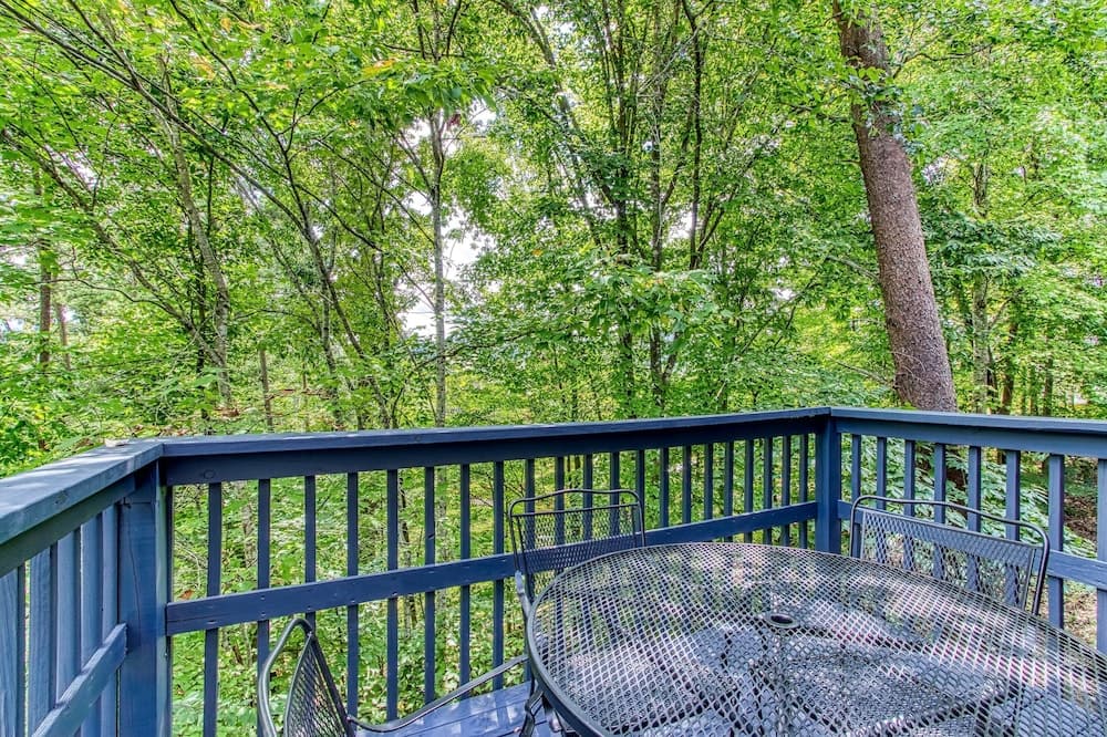 Pinecrest Townhomes-1K2Q- Renovated interior in Pigeon Forge, TN — gallery photo 2