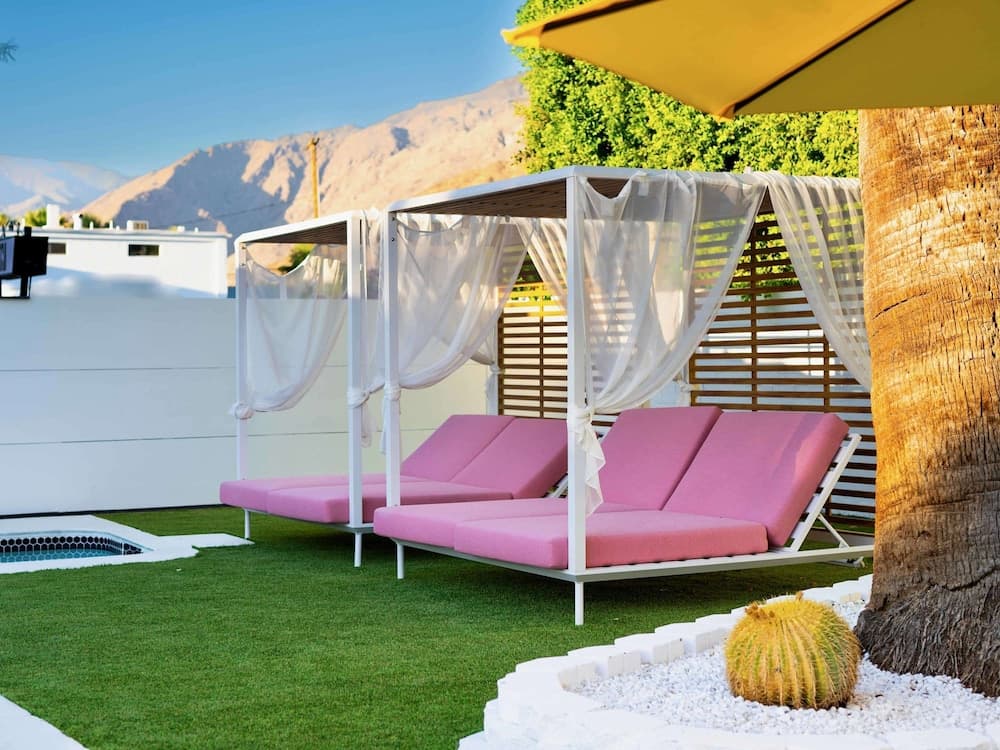 Standard Room, 1 Queen Bed With Sofa Bed, Kitchenette interior in Palm Springs, CA — gallery photo 2