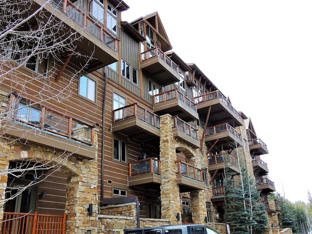 Premier 2 Bedroom Ski in, Ski out Vacation Rental at the Timbers With the Best Access to Skiing in Keystone — hotel in Keystone, Colorado