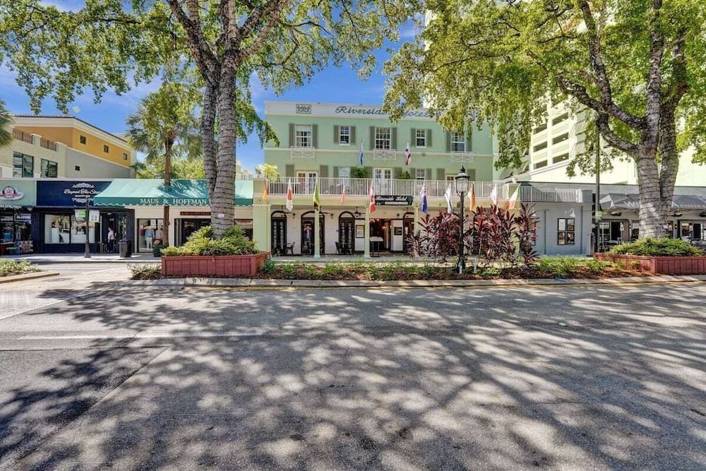 Stay Hospitality - Hendricks Isle interior in Fort Lauderdale, FL — gallery photo 2