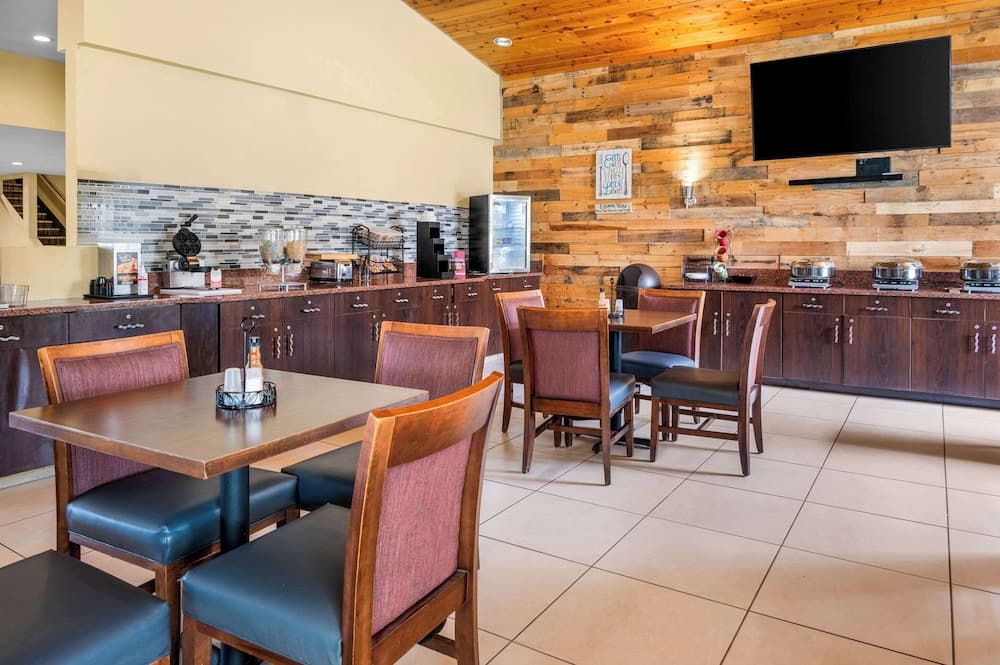 White Pines Inn & Suites gallery photo in Holland, MI — image 32