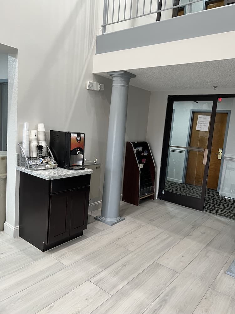 Super 8 by Wyndham Clemmons/Bermuda Run/Winston-Salem I-40 interior in Clemmons, NC — gallery photo 2