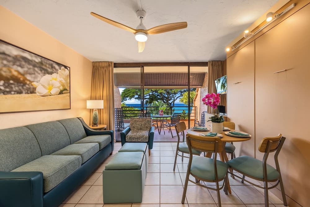 Kuleana Club - 511 interior in Lahaina, HI — gallery photo 2