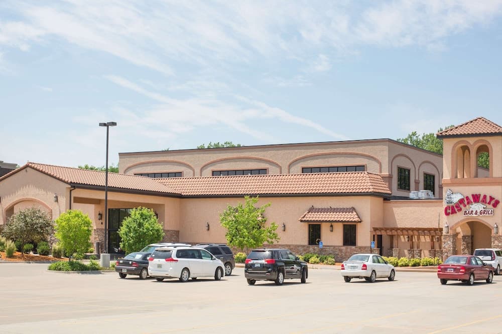 Ramada Tropics Resort & Conf Center by Wyndham Des Moines — hotel in Urbandale, Iowa