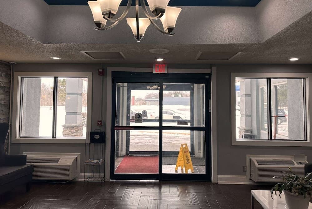 Days Inn & Suites by Wyndham Norton Shores/Muskegon interior in Muskegon, MI — gallery photo 2